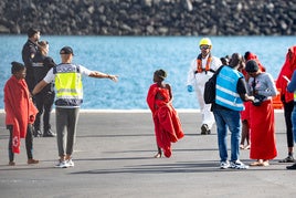 Dos menores migrantes son atendidos por Cruz Roja en Canarias