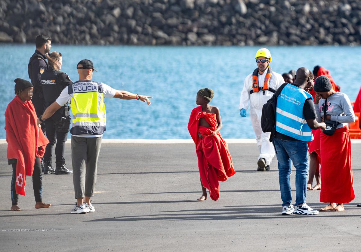 Dos menores migrantes son atendidos por Cruz Roja en Canarias