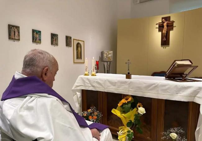 El papFrancisco, en la capilla del hospital Gemelli.