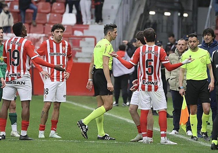 El Albacete reina en el caos ante el Sporting