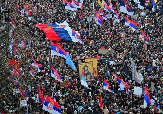 Manifestantes enarbolan la bandera serbia e iconos cristianos durante la mayor manifestación del movimiento anticorrupción en Belgrado el pasado 15 de marzo.