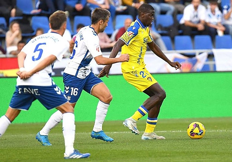 El Tenerife aún sueña con la permanencia tras ganar al Cádiz
