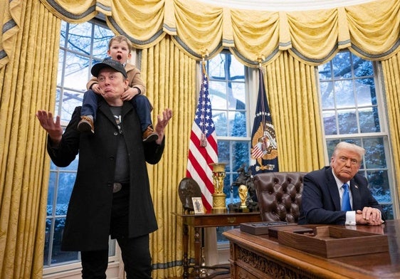 Elon Musk, fundador de Tesla (izq.), junto al presidente Donald Trump.