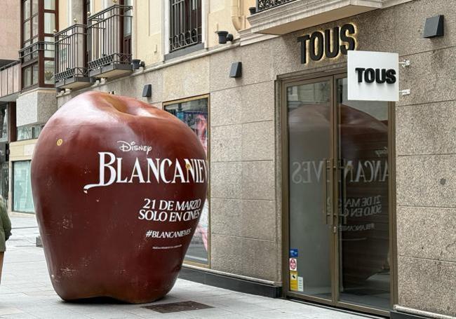 La manzana que promociona Blancanieves a la puerta de la tienda de Tous en la calle Santiago.