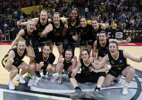 Las jugadoras del Jairis celebran la victoria ante el Perfumerías Avenida.