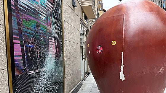 Destrozan el escaparate de Tous a golpes con la manzana de Blancanieves