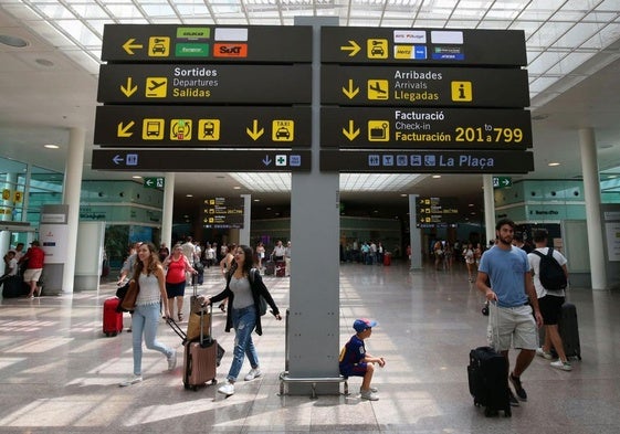 Pasajeros en un aeropuerto.