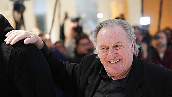 Depardieu reconoce el contacto físico con una de sus presuntas víctimas: «La agarré por la cadera»