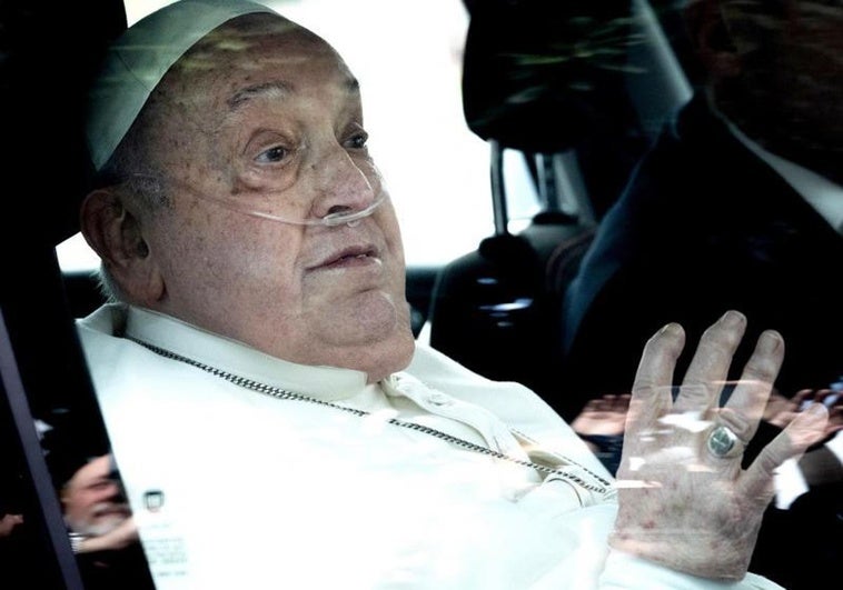 El médico del Papa asegura que hubo un momento en el que tuvieron que elegir «entre dejarlo ir o probar con todo»