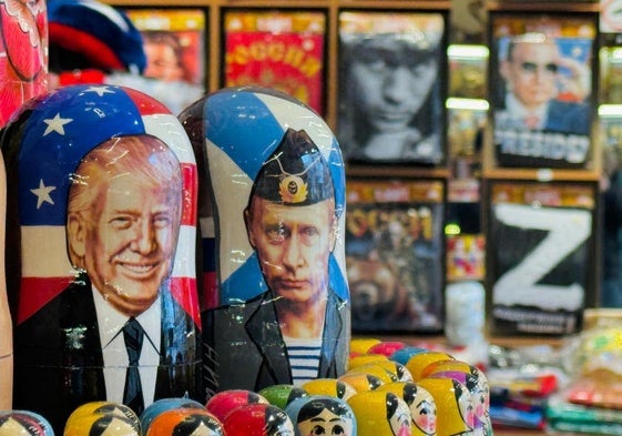 El escaparate de una tienda de Moscú exhibe matrioskas con los rostros de Vladímir Putin y Donald Trump.
