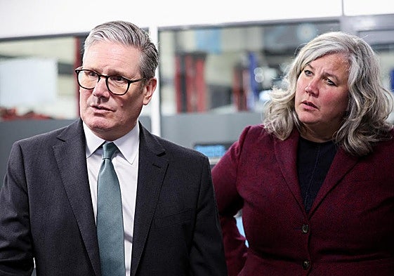 El primer ministro británico, Keir Starmer, y la secretaria de Transporte, Heidi Alexander, este lunes en Cambridge.