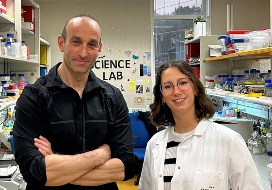 Los científicos del CNIO Nabil Djouder y Mar Rigual, en su laboratorio.