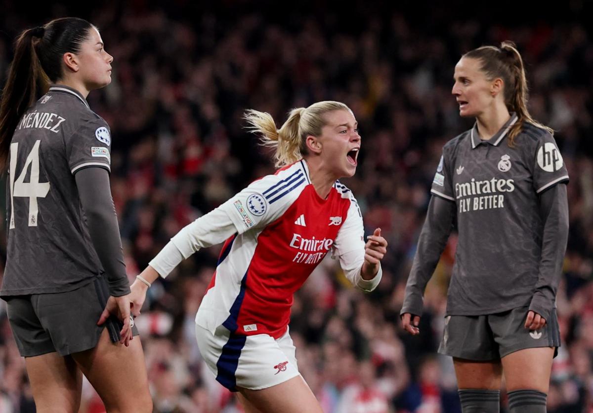 Alessia Russo celebrates her second goal against María Méndez and Sandie Toletti.