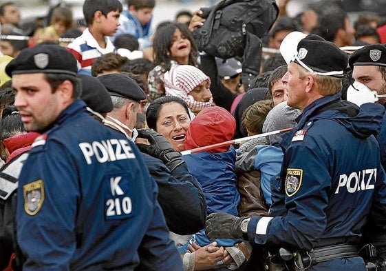Agentes austriacos detienen a un grupo de migrantes en la frontera.