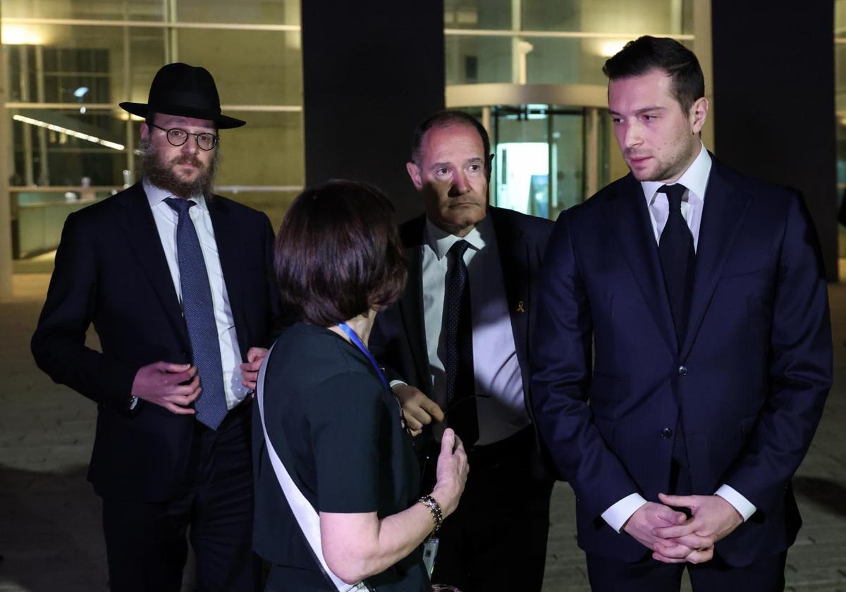 El ultraderechista Jordan Bardella, al visitar visitan este miércoles el Memorial del Holocausto en Jerusalén.
