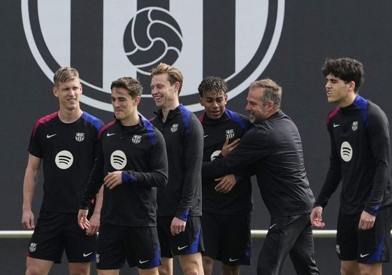 Hansi Flick bromea con Lamine Yamal durante el entrenamiento previo al Barça-Osasuna.