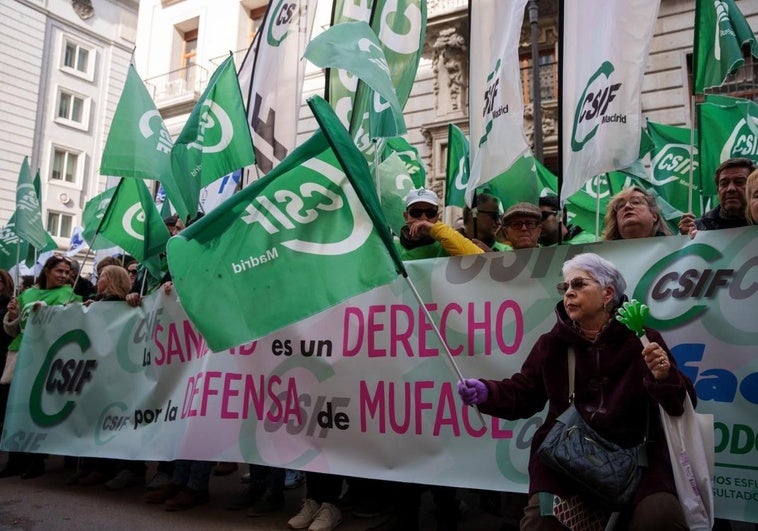 El caos de Muface precipita la salida de 45.000 funcionarios y familiares a la sanidad pública