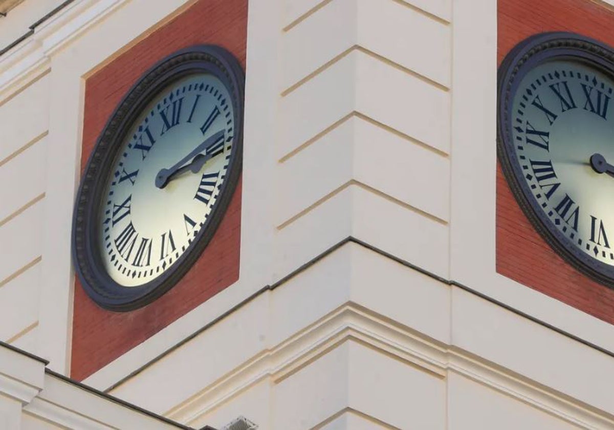 Clock at Puerta del Sol.