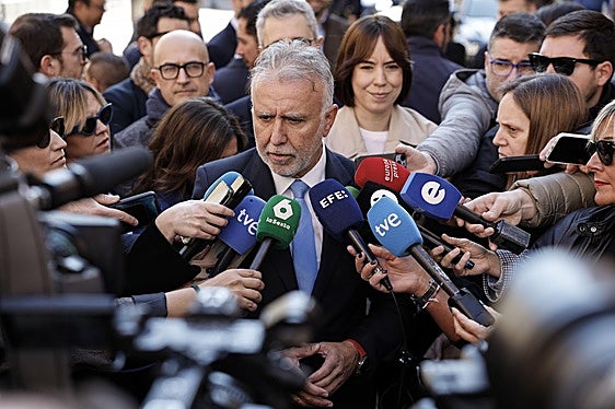El Gobierno sugiere que Ayuso pleitea por racismo contra el reparto de los menores