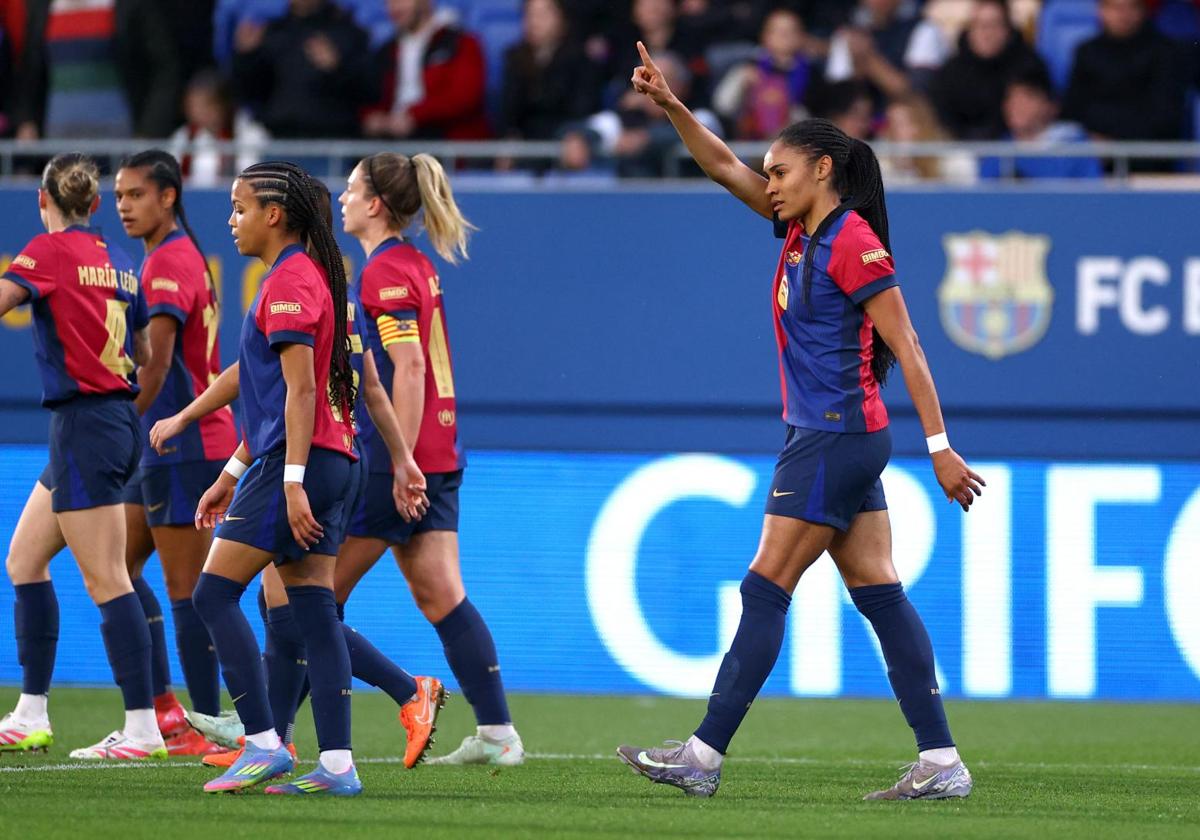 Salma Paralluelo celebrates her first goal against Wolfsburg.