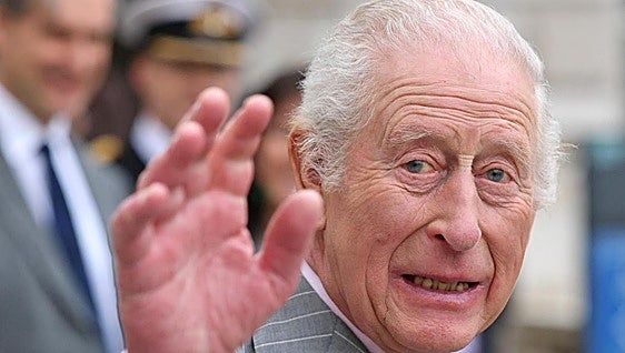 Carlos III suspende su agenda por efectos secundarios del tratamiento de cáncer que padece