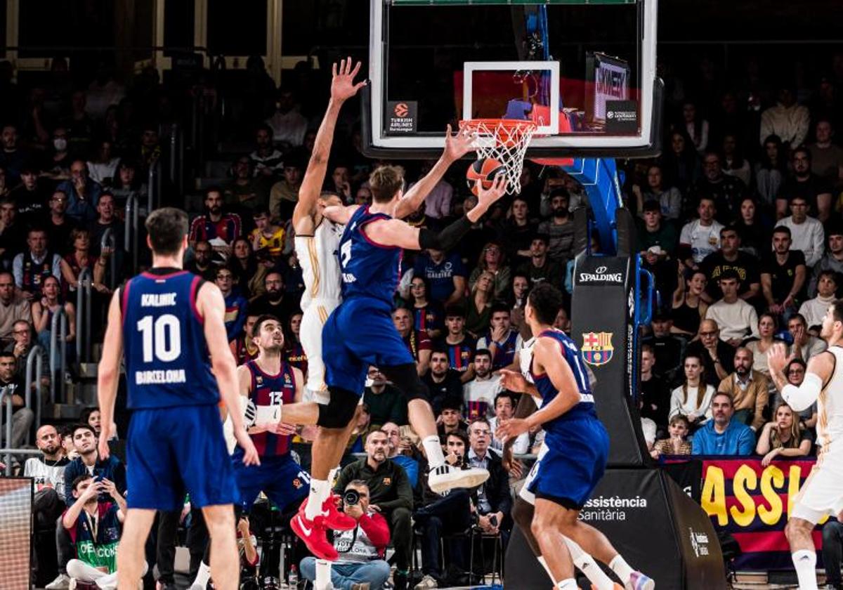 Jan Vesely and Eddy Tavares during a Barça-Madrid Euroleague match at the Palau.