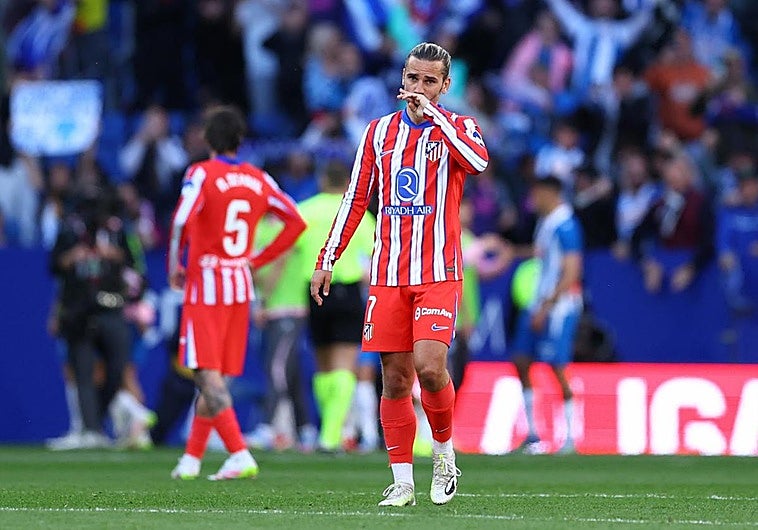 Antoine Griezmann se lamenta tras el gol del Espanyol, obra de Puado.