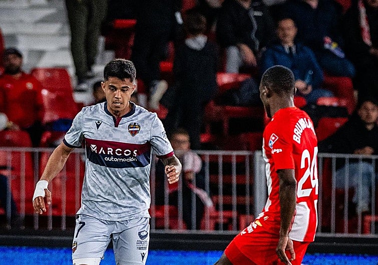 Un penalti de VAR decide la victoria del Almería ante el Levante