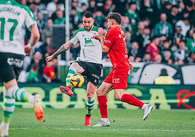 El Racing mira hacia arriba y dispara el nerviosismo del Zaragoza