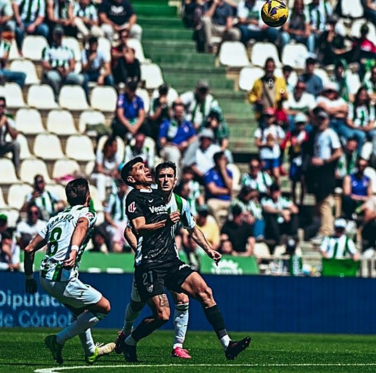 El Elche mantiene sus opciones con un gol sobre la bocina en El Arcángel