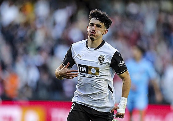 Diego López aleja al Valencia del descenso