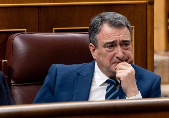 Aitor Esteban, emocionado en su despedida este miércoles en el Congreso.