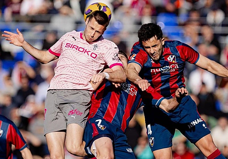 El Huesca gana en el descuento al Sporting y se mete en playoff