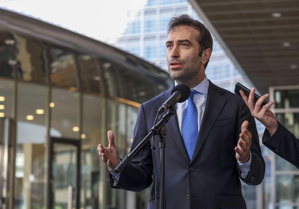 Carlos Cuerpo, ministro de Economía, en declaraciones a los medios desde Bruselas