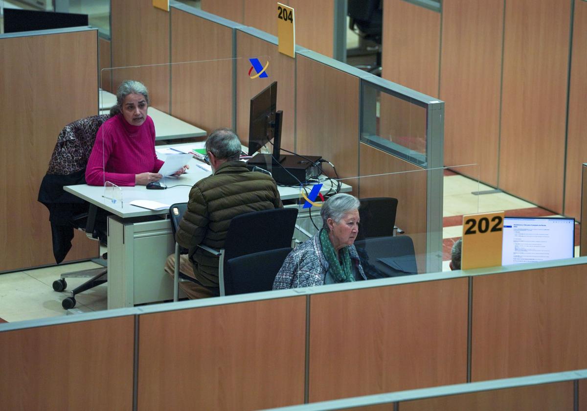 Los contribuyentes pierden 270 euros de media por ignorar las deducciones autonómicas en su declaración
