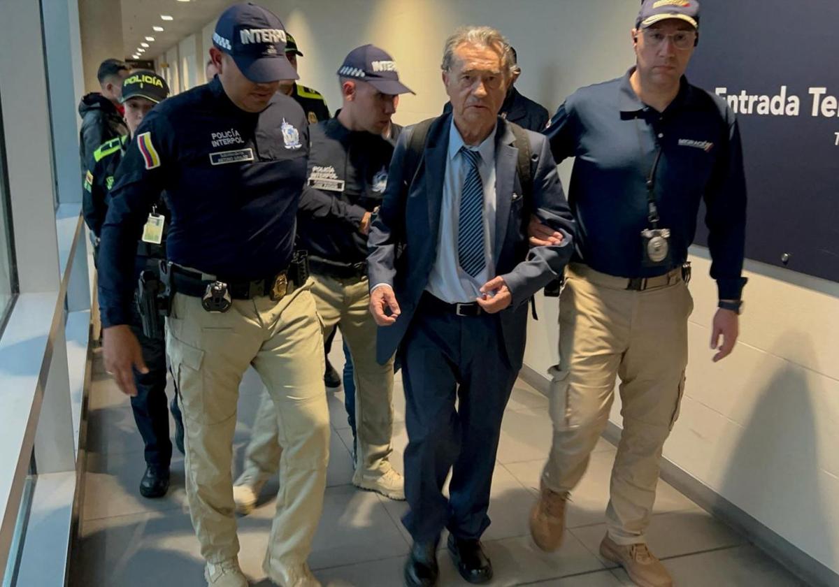 Agentes de la Policía escoltan a Carlos Lehder, uno de los fundadores del Cártel de Medellín, a su llegada a Bogotá.