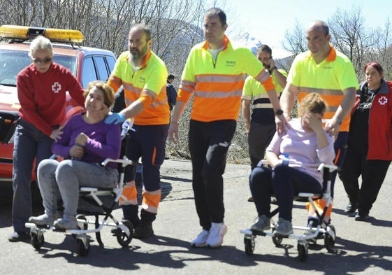 Dos viudas de los mineros fallecidos en Degaña reciben asistencia médica por parte del personal sanitario que se desplazó hasta el lugar del accidente.