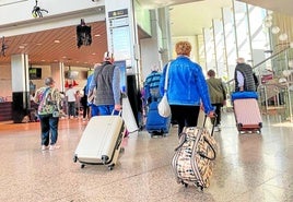 Turistas del imserso llegan al Hotel Bali de Benidorm para pasar sus vacaciones