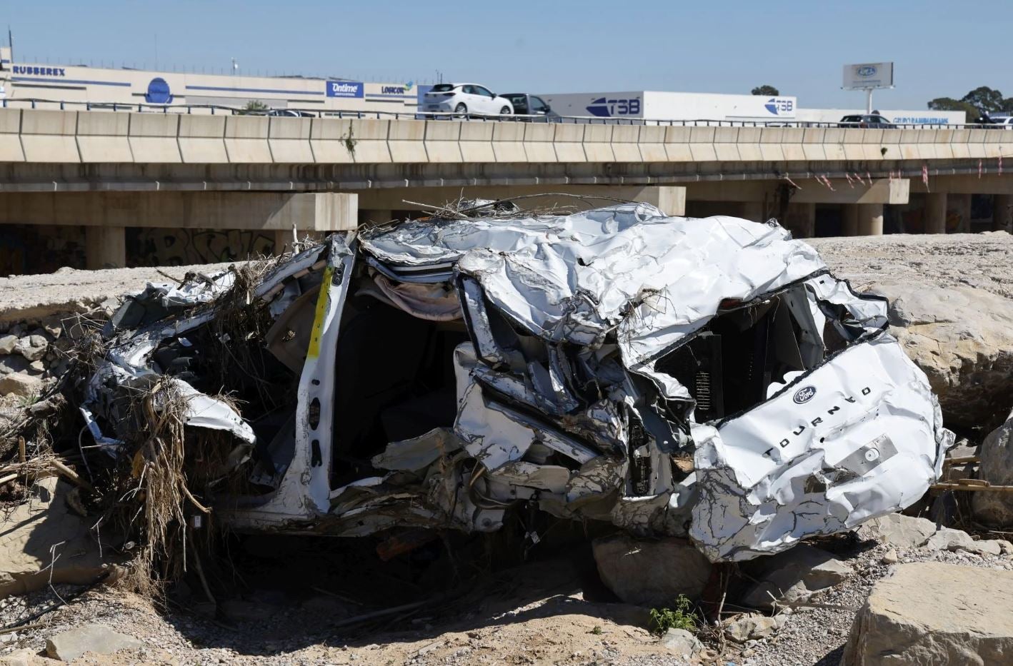 Un coche de Ford nuevo totalmente destrozado espera ser achatarrado.