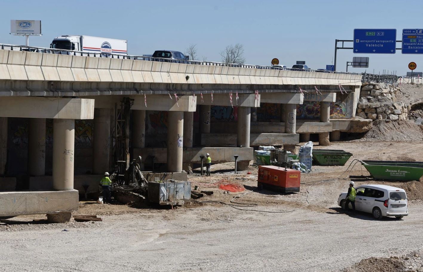 Los trabajadores continúan con las labores de limpieza y seguridad.