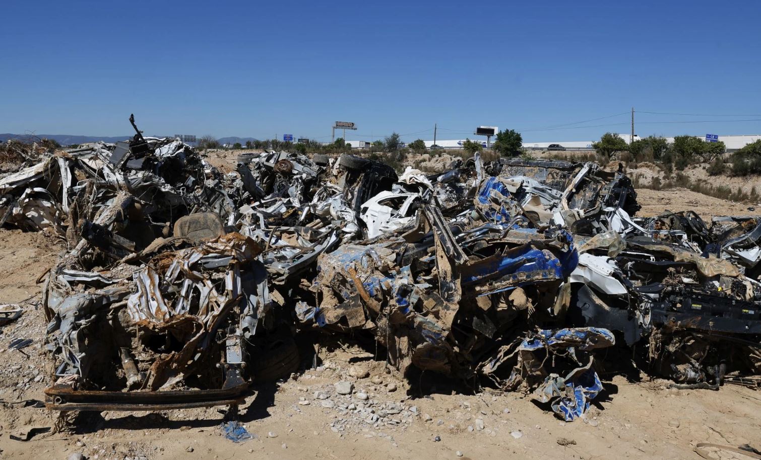 Los vehículos destrozados están a la espera de ser achatarrados.
