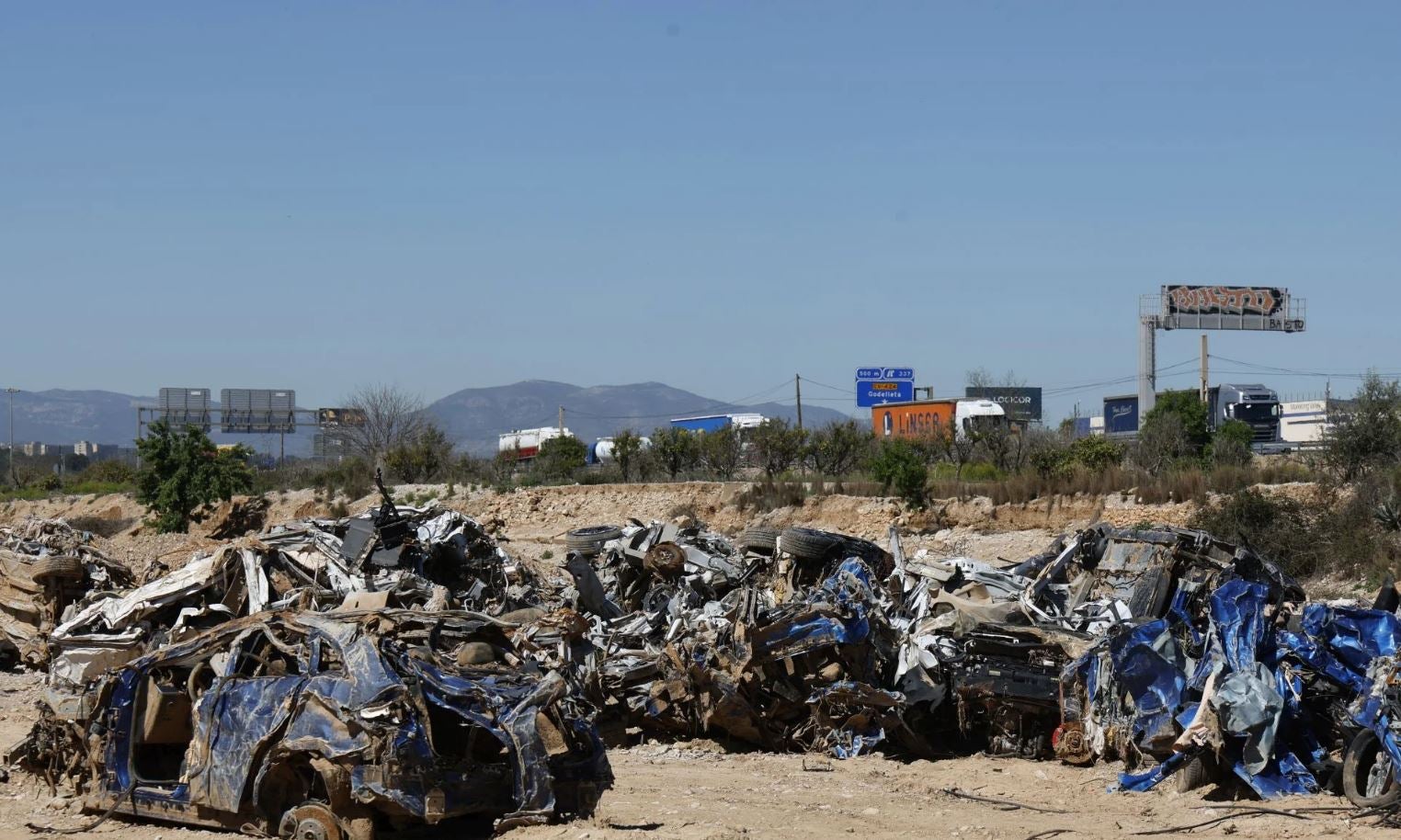 El estado de los vehículos impide identificar su marca.