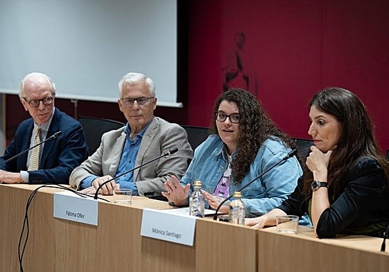 Fátima Ofkir ofrece declaraciones tras ser liberada de una prisión en Omán.