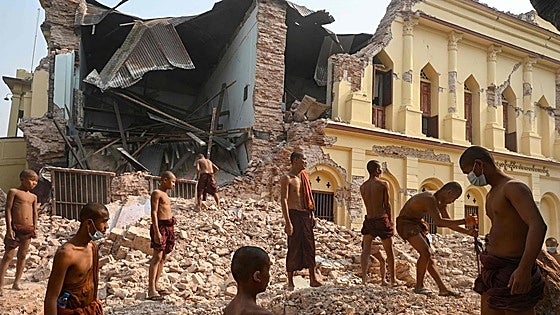 Las autoridades de Myanmar elevan a 2.700 los muertos por el terremoto