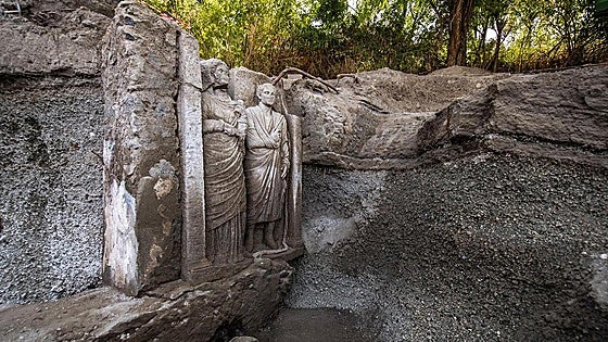 Arqueólogos españoles descubren un relieve de una pareja de tamaño casi natural en Pompeya