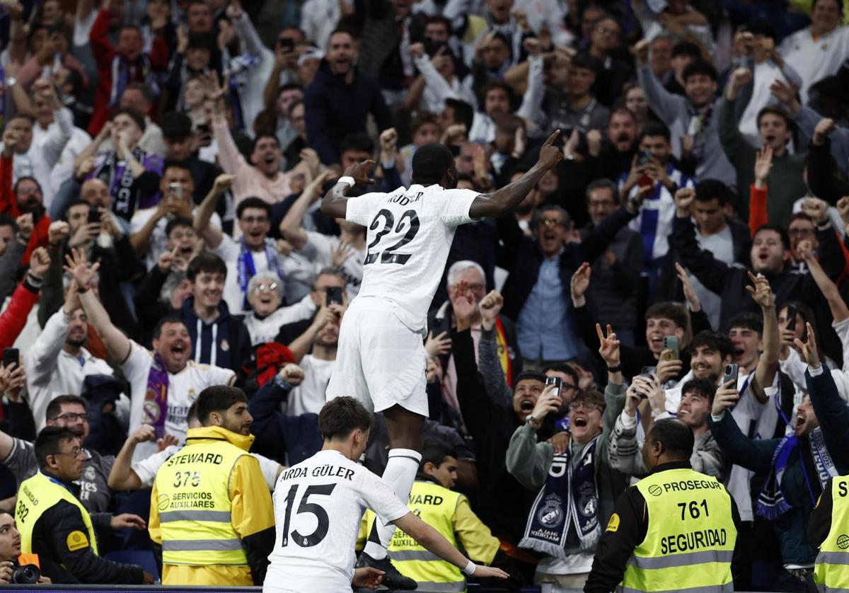 Antonio Rüdiger celebra su decisivo gol en la prórroga ante la grada del Bernabéu.
