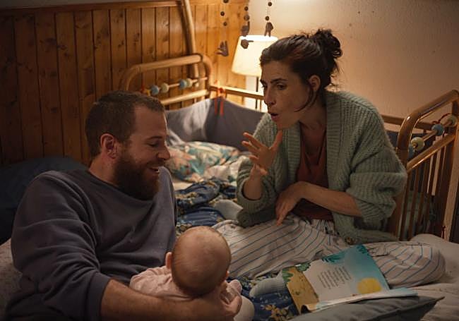 Álvaro Cervantes y Miriam Garlo, como Hector y Ángela.