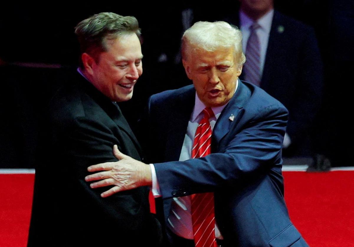 Elon Musk y Donald Trump se abrazan durante un acto a principios de año.