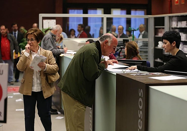 Un hombre presentado la declaracion de la renta en la sede central de Hacienda en Bilbao