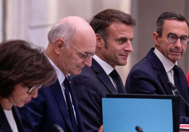 Bruno Retailleau, junto a Emmanuel Macron, en la primera reunión del actual Gobierno francés en septiembre de 2024.